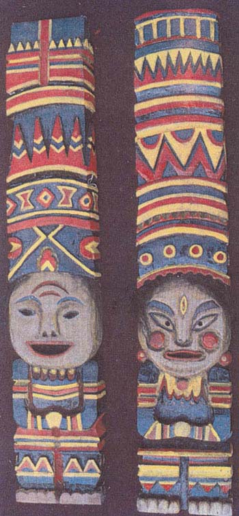 Totem poles of the Yi minority of China with similar "geometric patterns".