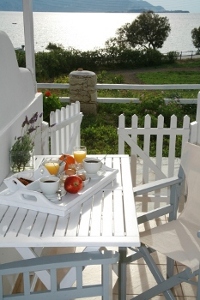 Breakfast at the veranda, En Milo Studios, Pollonia, Milos