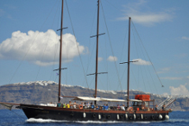 King Thiras, sailboat of the morning caldera tour