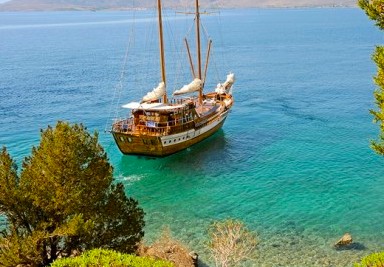 Cabin charter sailing