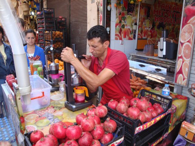 01f-streetfood-pomegranites.jpg