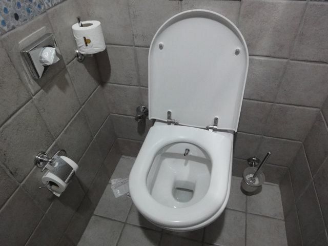 070-toilet.jpg